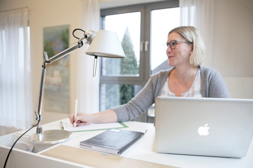 Andrea Schult Frau Lampe Computer